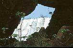 br963022igazuargseitewasserfalldurchfelsenfenster.jpg